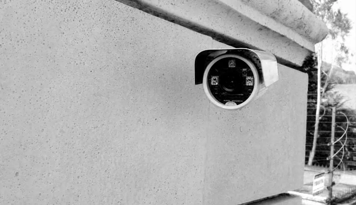 Cámara de seguridad exterior instalada bajo una cubierta