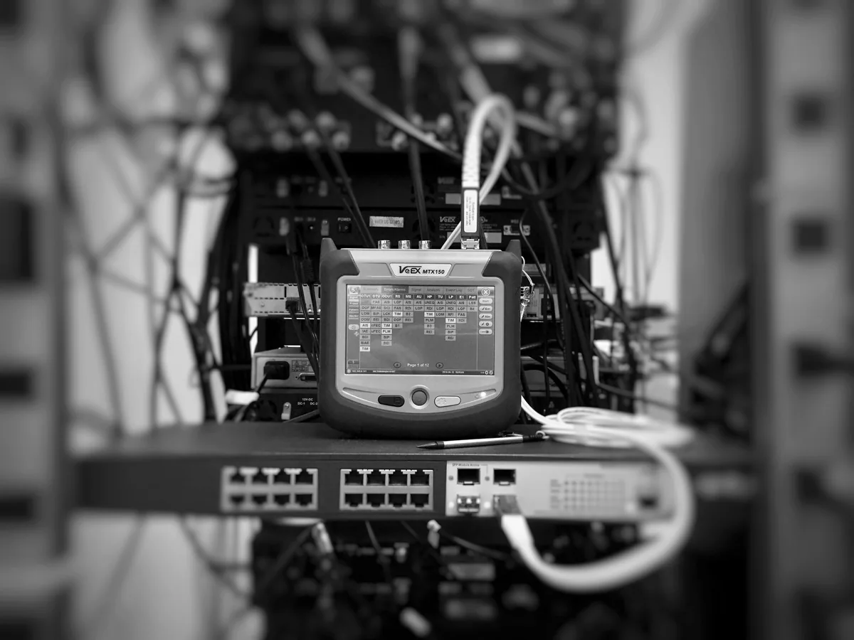 Equipo de certificación conectado a infraestructura de red