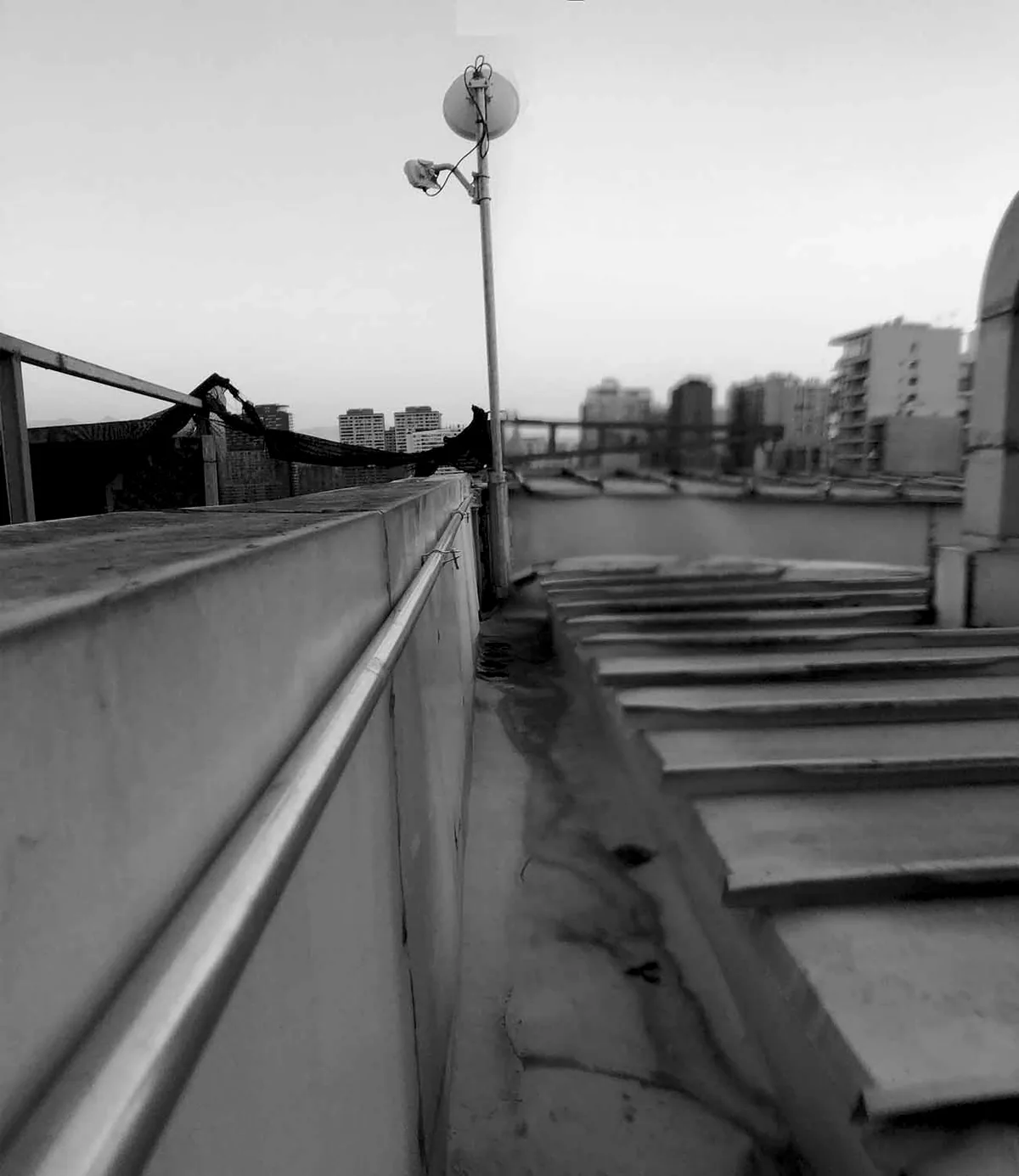 Antena de enlace inalámbrico instalada en la cubierta de un edificio