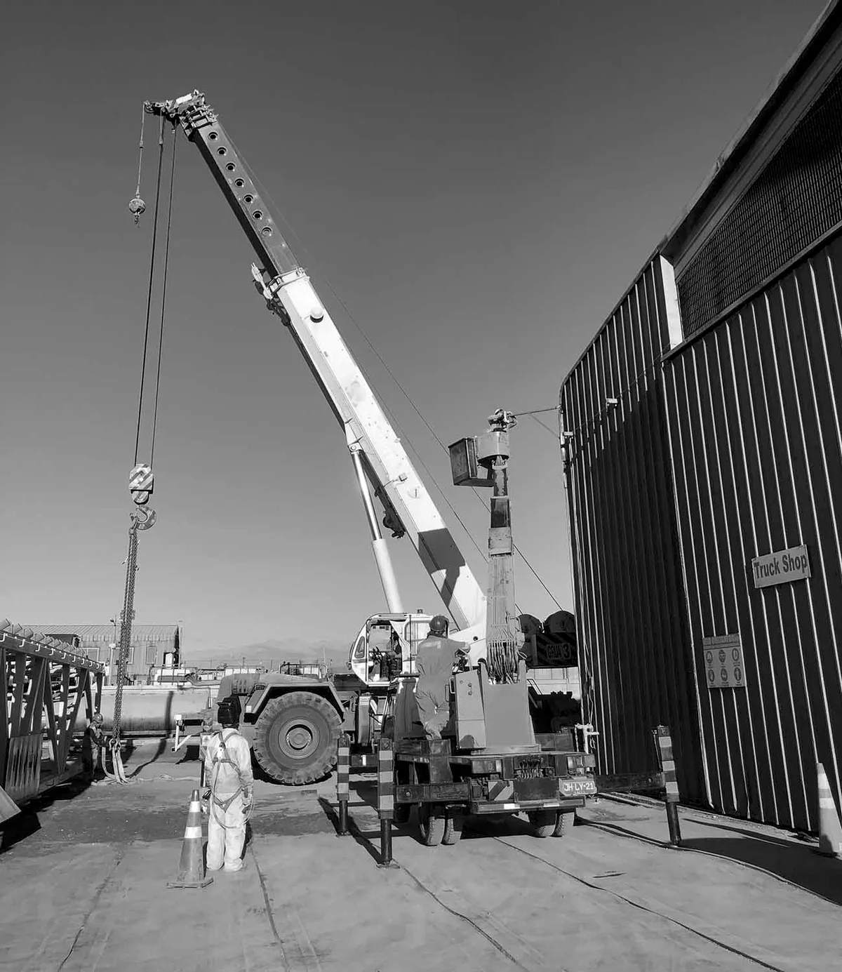 Instalación de infraestructura de telecomunicaciones con grúa